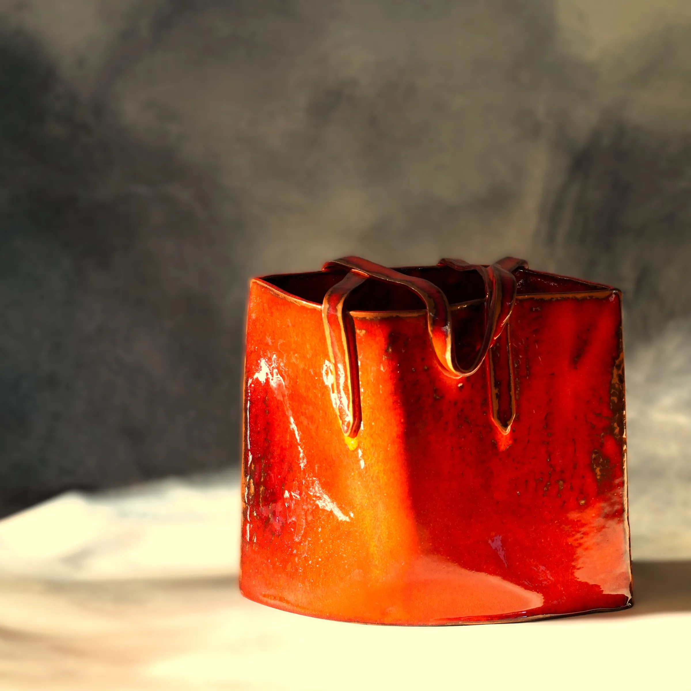 Vase orange/rouge en forme de sac en cuir