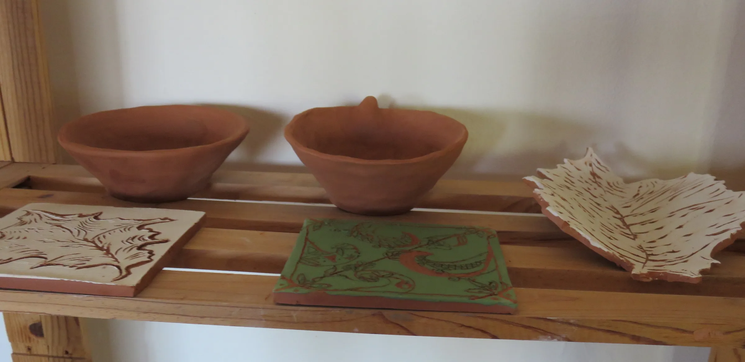 Plusieurs poterie non cuite en cours de séchage