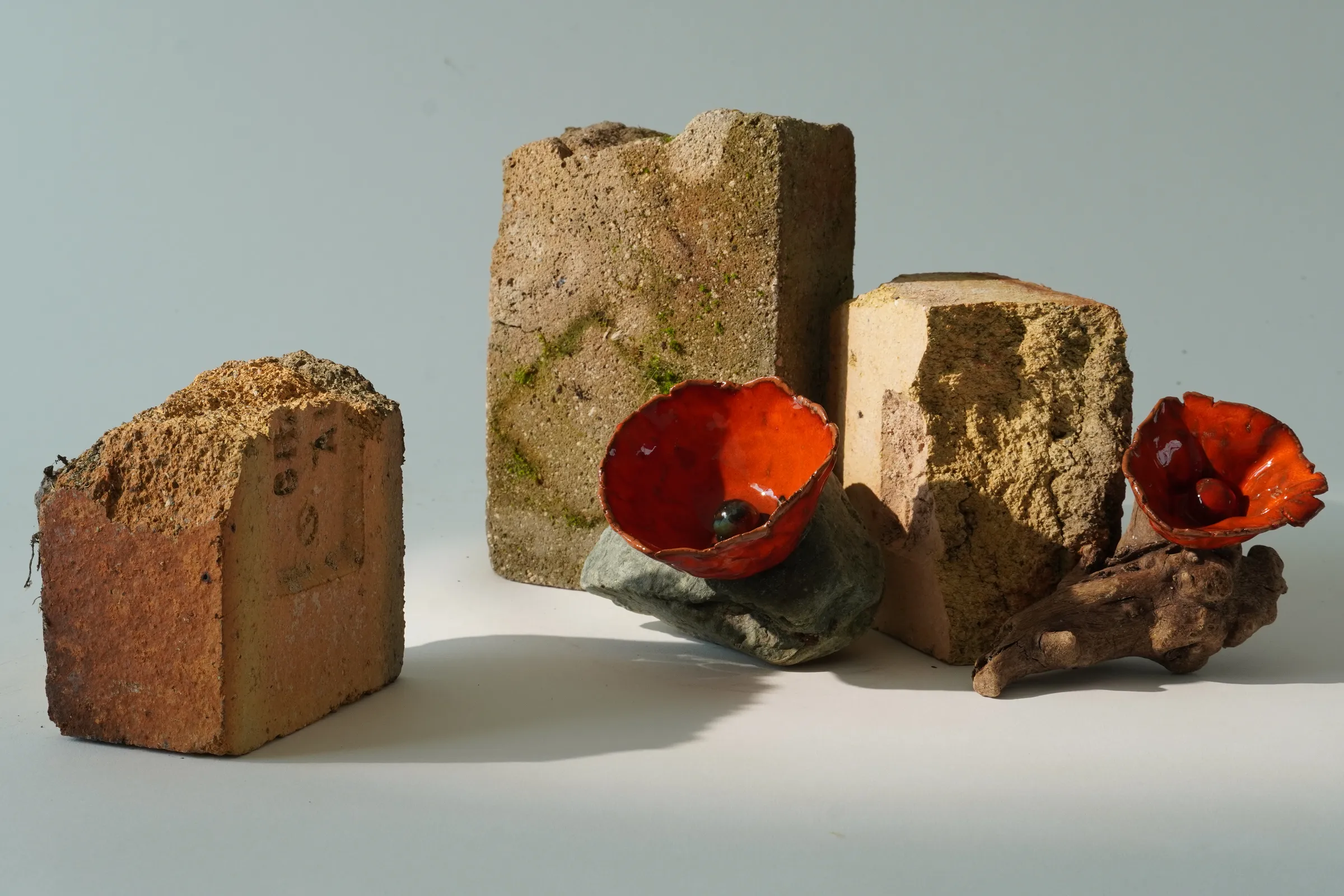 Fleurs en céramique misent en scène sur des briques