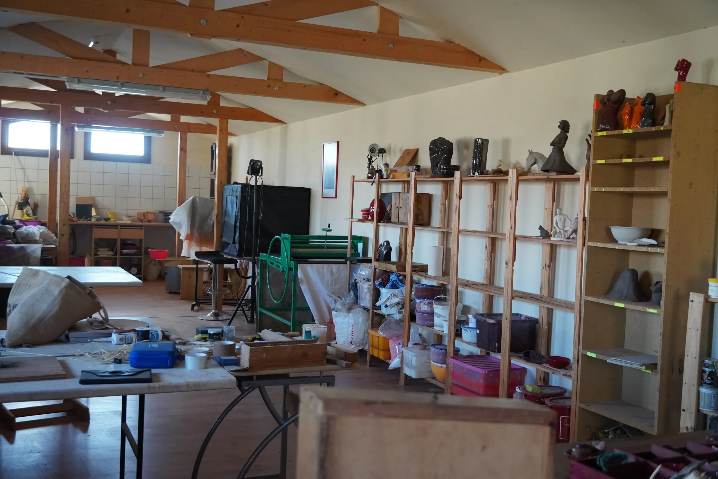 Atelier de poterie rempli d'outils